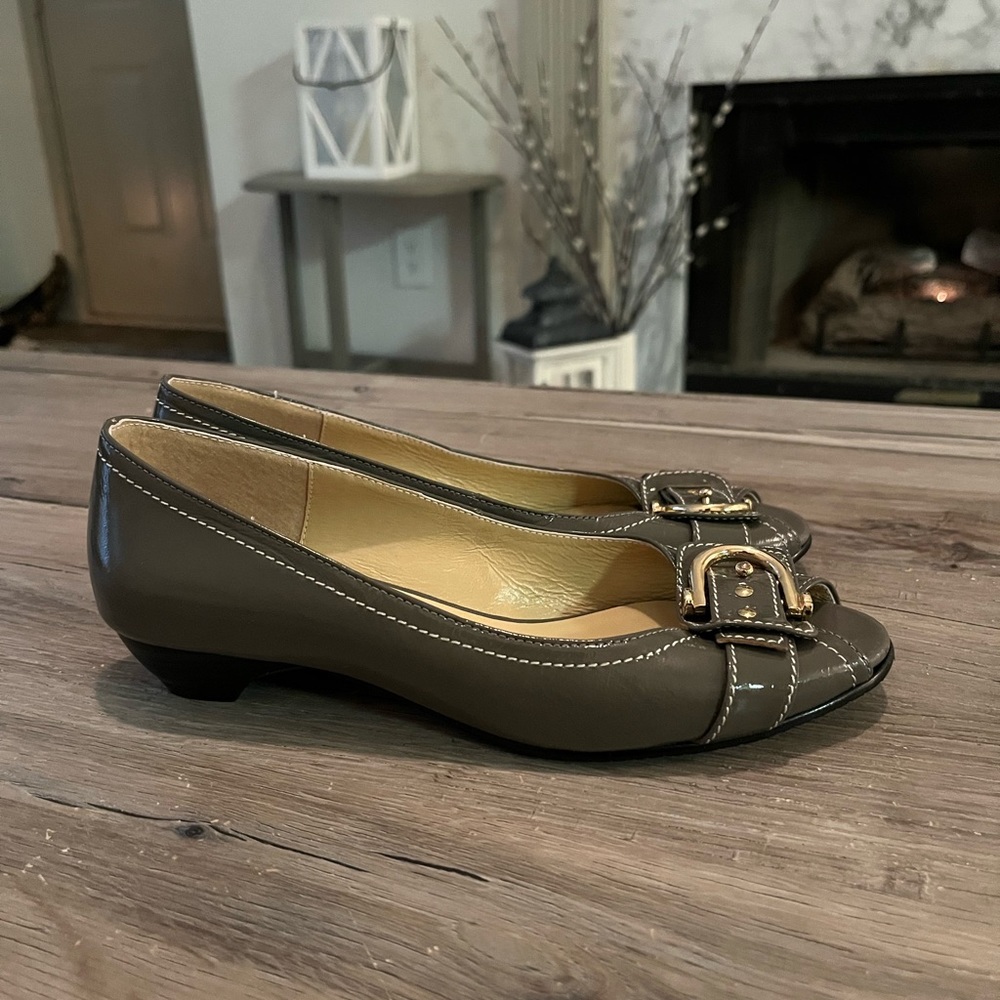 Effie flats size 4.5 with buckle